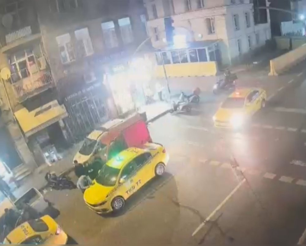 İstanbul'da eğlence mekanına silahla girmeye çalıştı! Kuzen kavgası kanlı bitti! Kurşun ensesinde