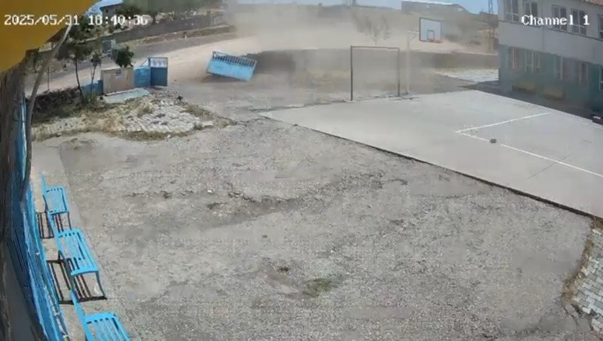 Hortum, okulun demir kapısını yerinden söktü