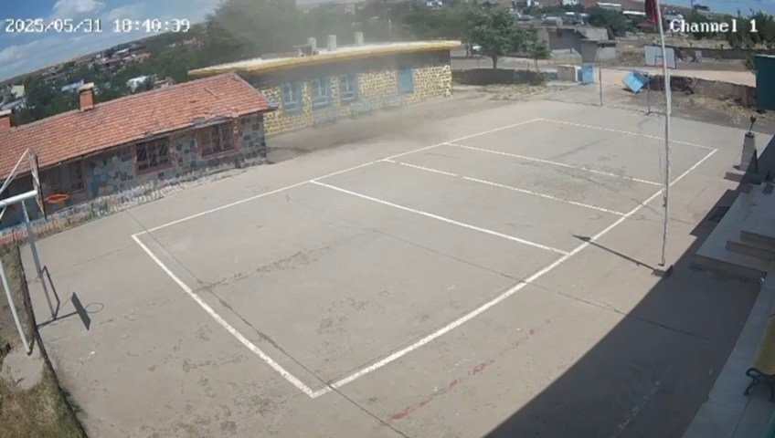 Hortum, okulun demir kapısını yerinden söktü