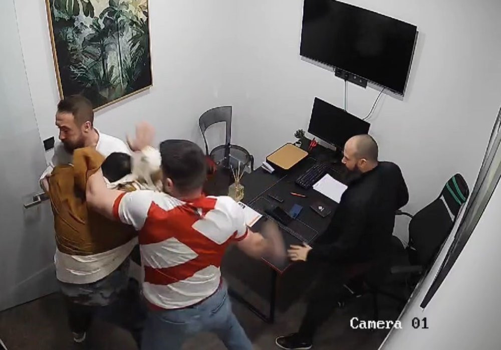 Altın madalyalı milli vücutçuya silah tehdidiyle dayak! Spor salonunun ofisinde pusu kuruldu