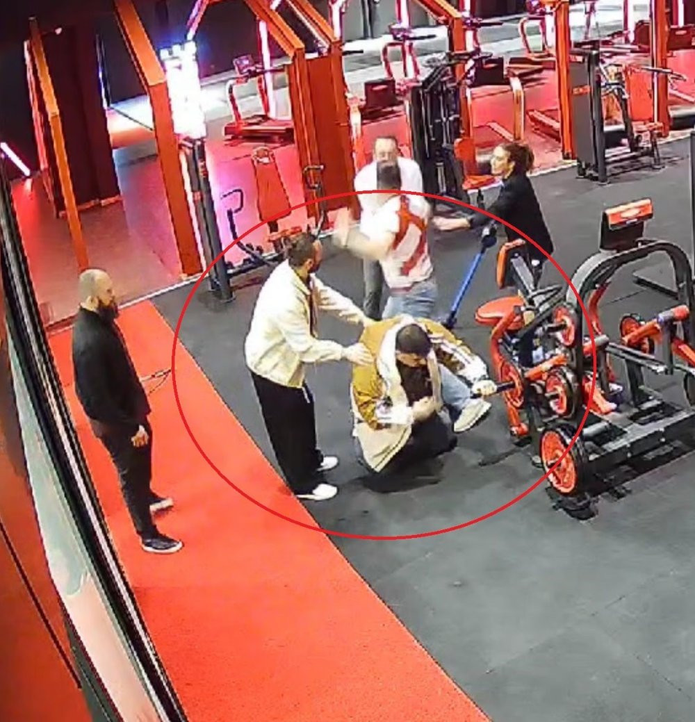 Altın madalyalı milli vücutçuya silah tehdidiyle dayak! Spor salonunun ofisinde pusu kuruldu