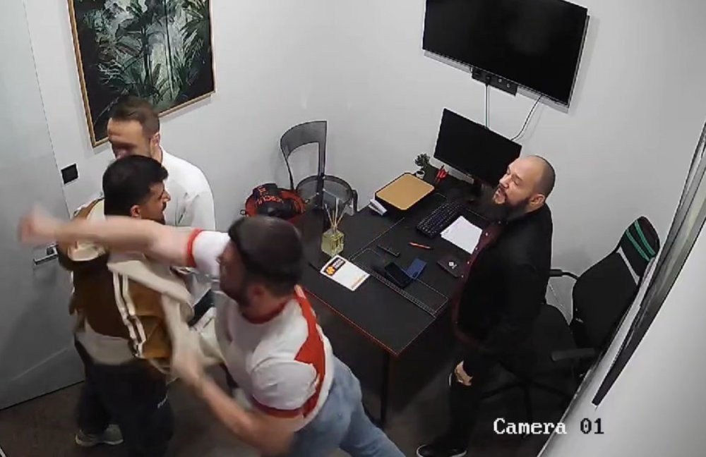 Altın madalyalı milli vücutçuya silah tehdidiyle dayak! Spor salonunun ofisinde pusu kuruldu