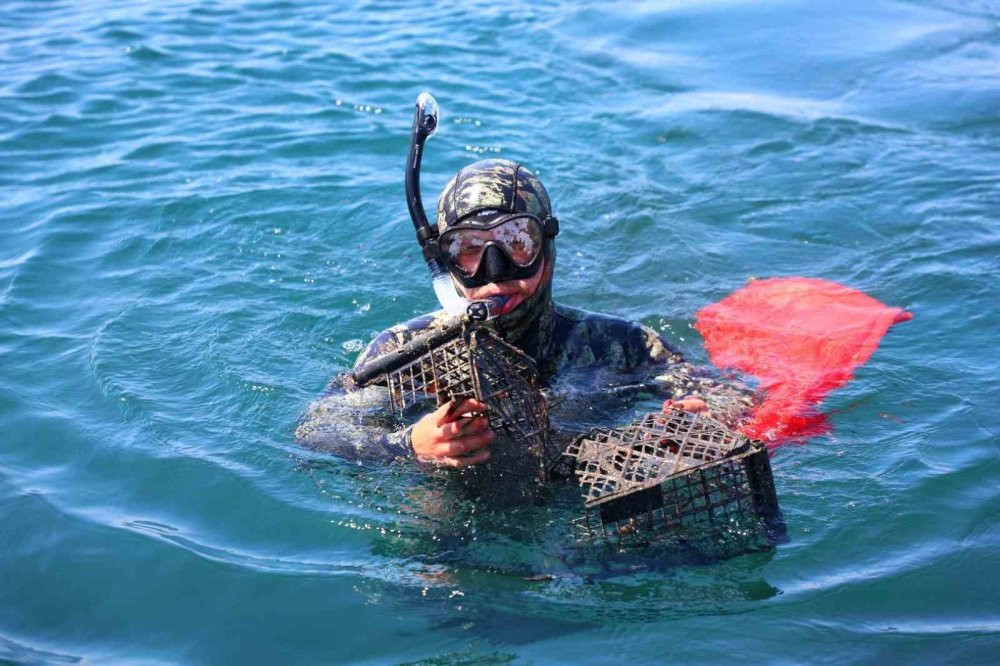 Deniz dibi temizliği devam ediyor