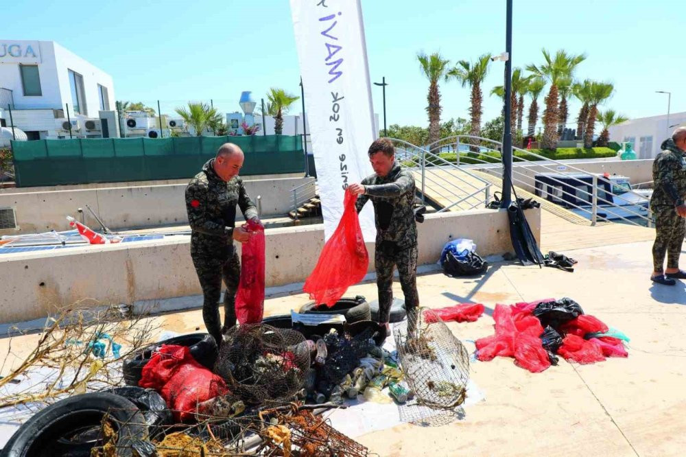 Deniz dibi temizliği devam ediyor