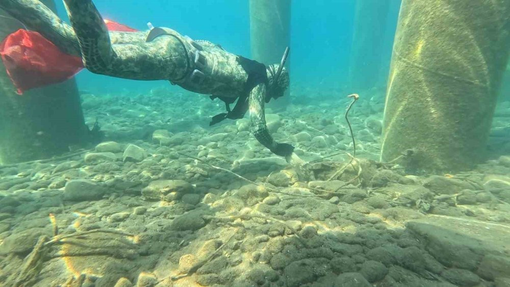 Deniz dibi temizliği devam ediyor