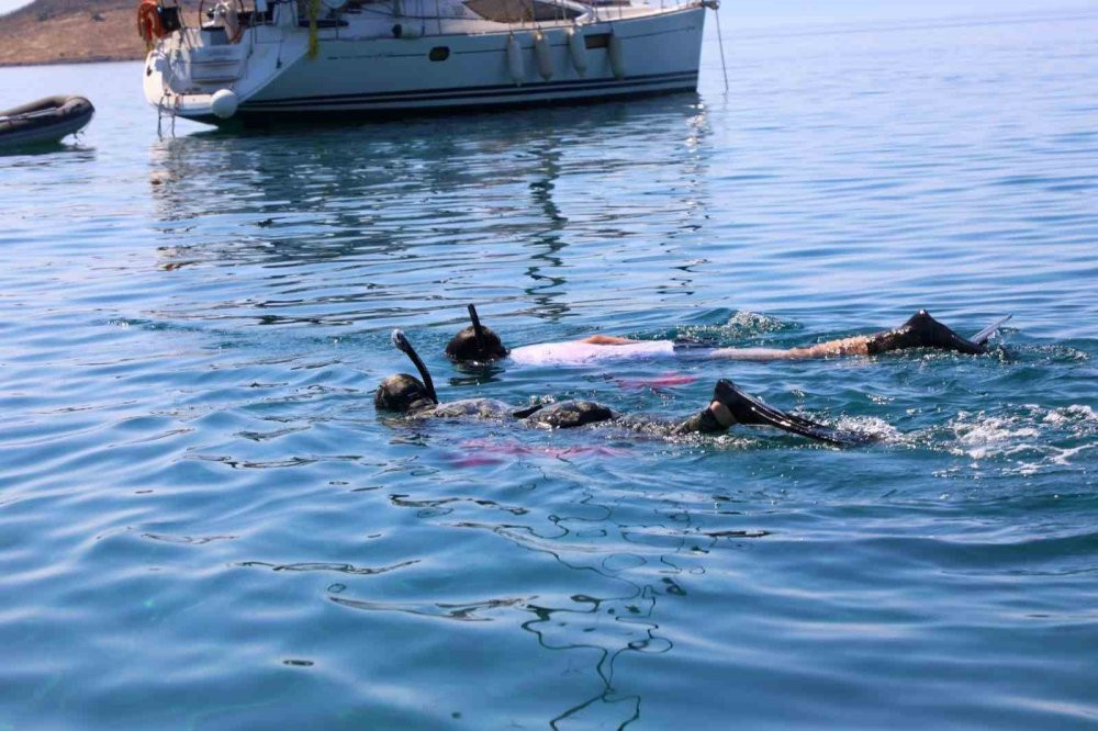 Deniz dibi temizliği devam ediyor