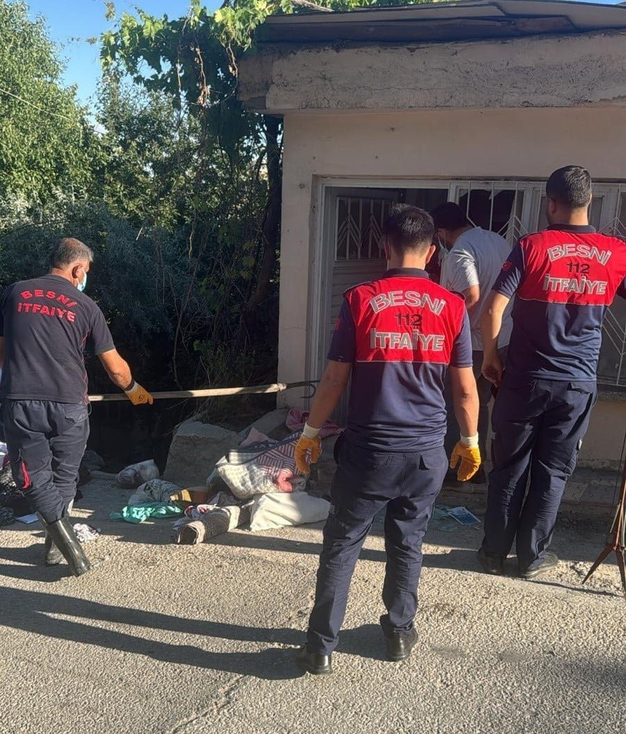 Korku dolu anlar... Eve girince yılanla karşılaştı