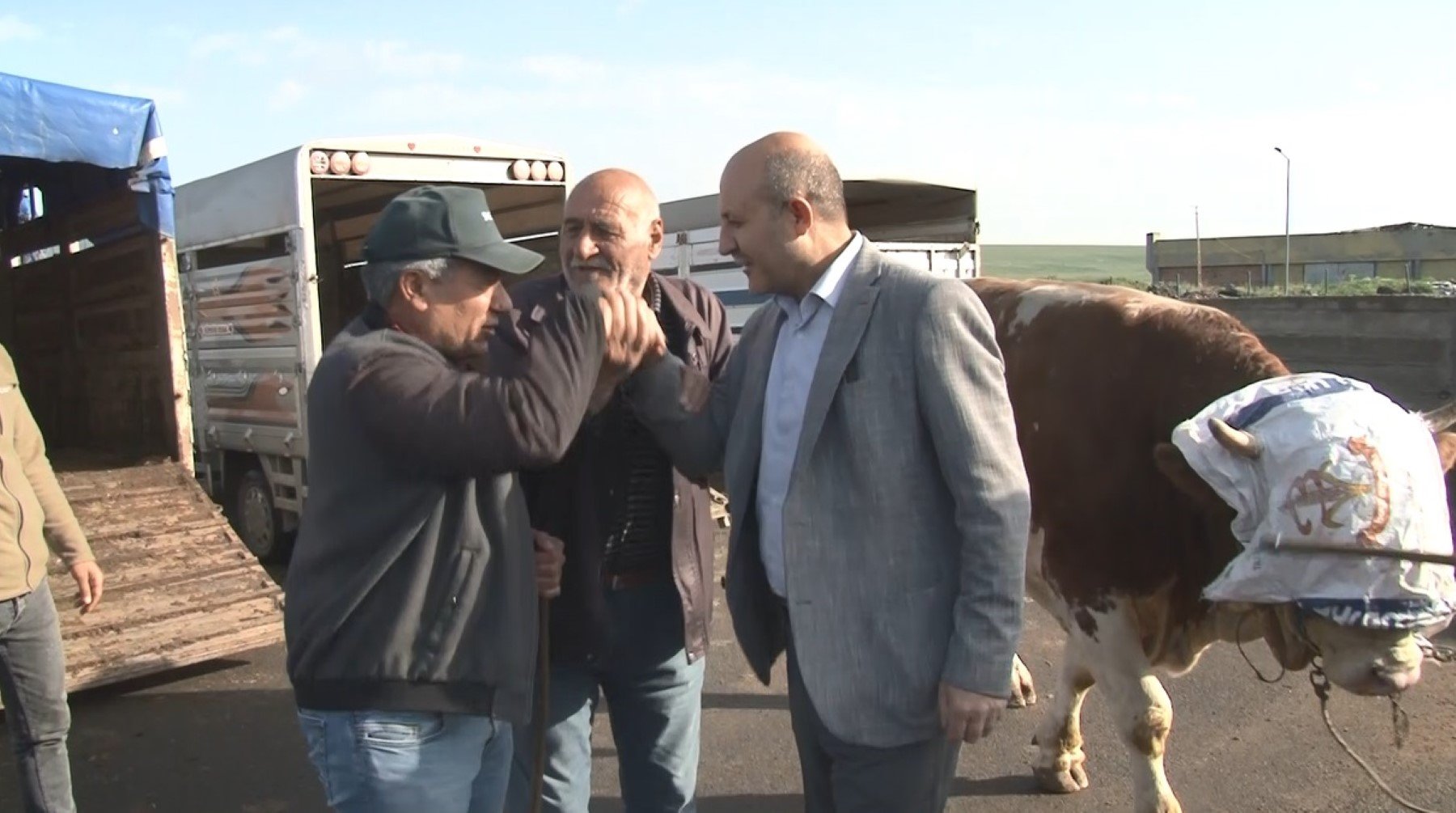 rifkinin-fiyati-dudak-ucuklatti-900-kiloluk-boga-kars-hayvan-pazarini-salladi-tam-300-bin-tl-yenicag-2.jpg
