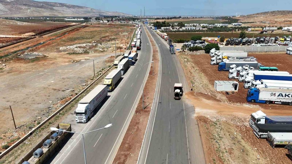 Cilvegözü’nde yoğunluk: TIR'lar ve göçmenler akın etti