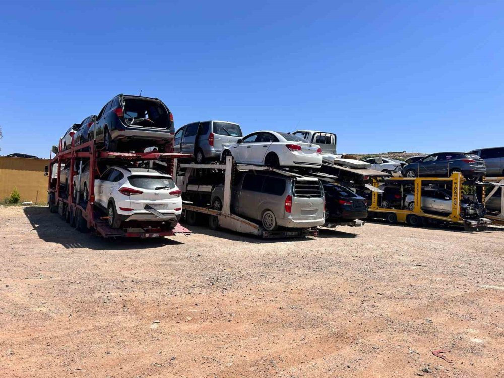 Cilvegözü’nde yoğunluk: TIR'lar ve göçmenler akın etti