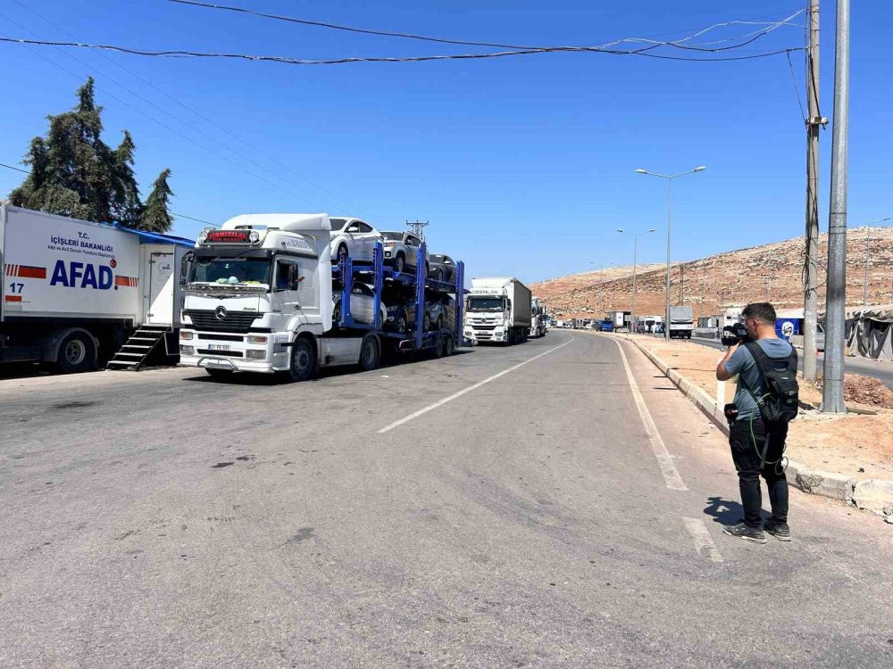 Cilvegözü’nde yoğunluk: TIR'lar ve göçmenler akın etti