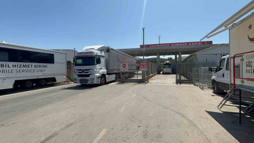 Cilvegözü’nde yoğunluk: TIR'lar ve göçmenler akın etti