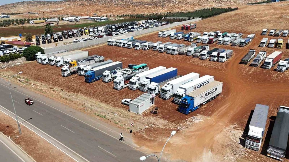 Cilvegözü’nde yoğunluk: TIR'lar ve göçmenler akın etti
