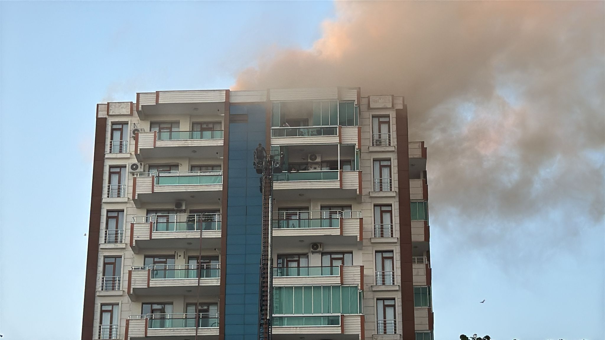 diyarbakirda-13-katli-apartmanda-yangin-752812-222197.jpg