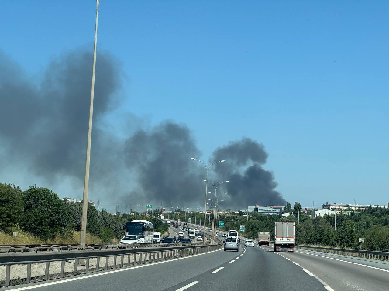 kocaelide-buyuk-yangin-palet-fabrikasi-alev-topuna-dondu-dumanlar-gokyuzunu-karartti-yenicag-12.jpg