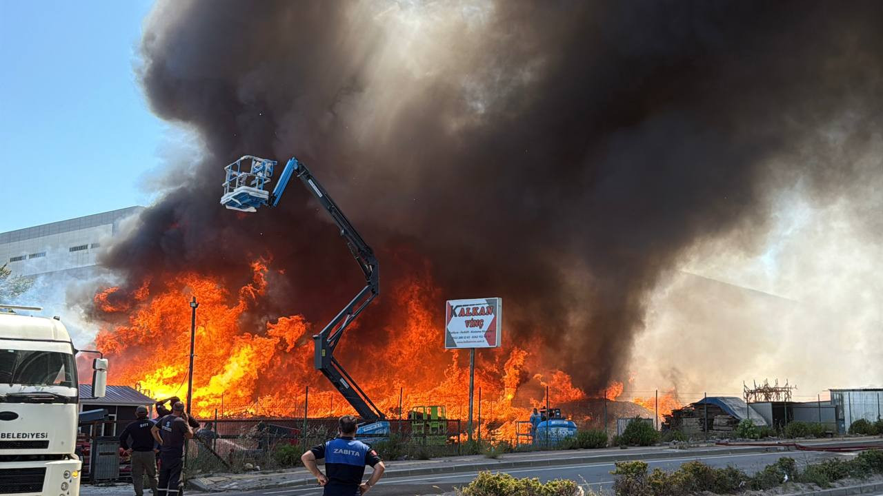 kocaelide-buyuk-yangin-palet-fabrikasi-alev-topuna-dondu-dumanlar-gokyuzunu-karartti-yenicag-16.jpg