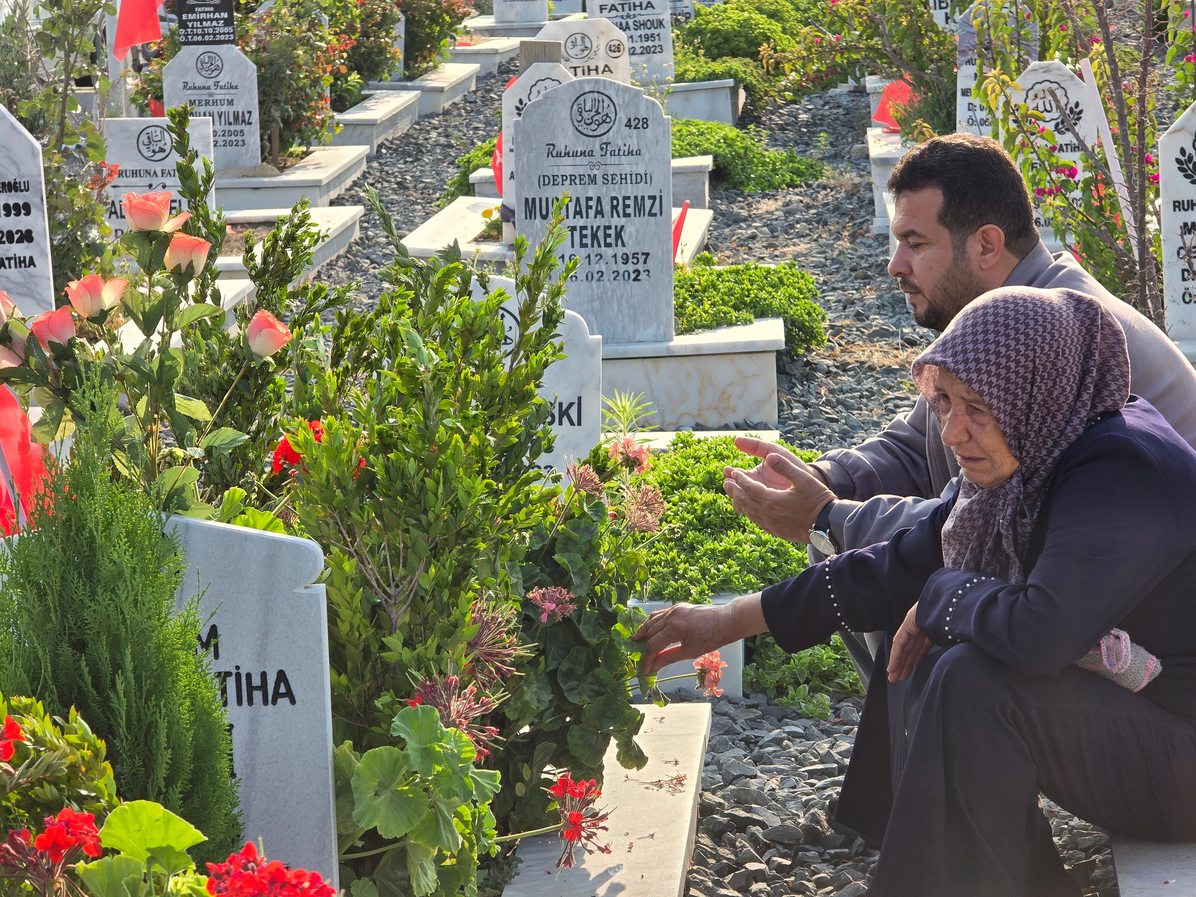 hatayda-deprem-sehitliginde-buruk-bayra-753064-222266.jpg
