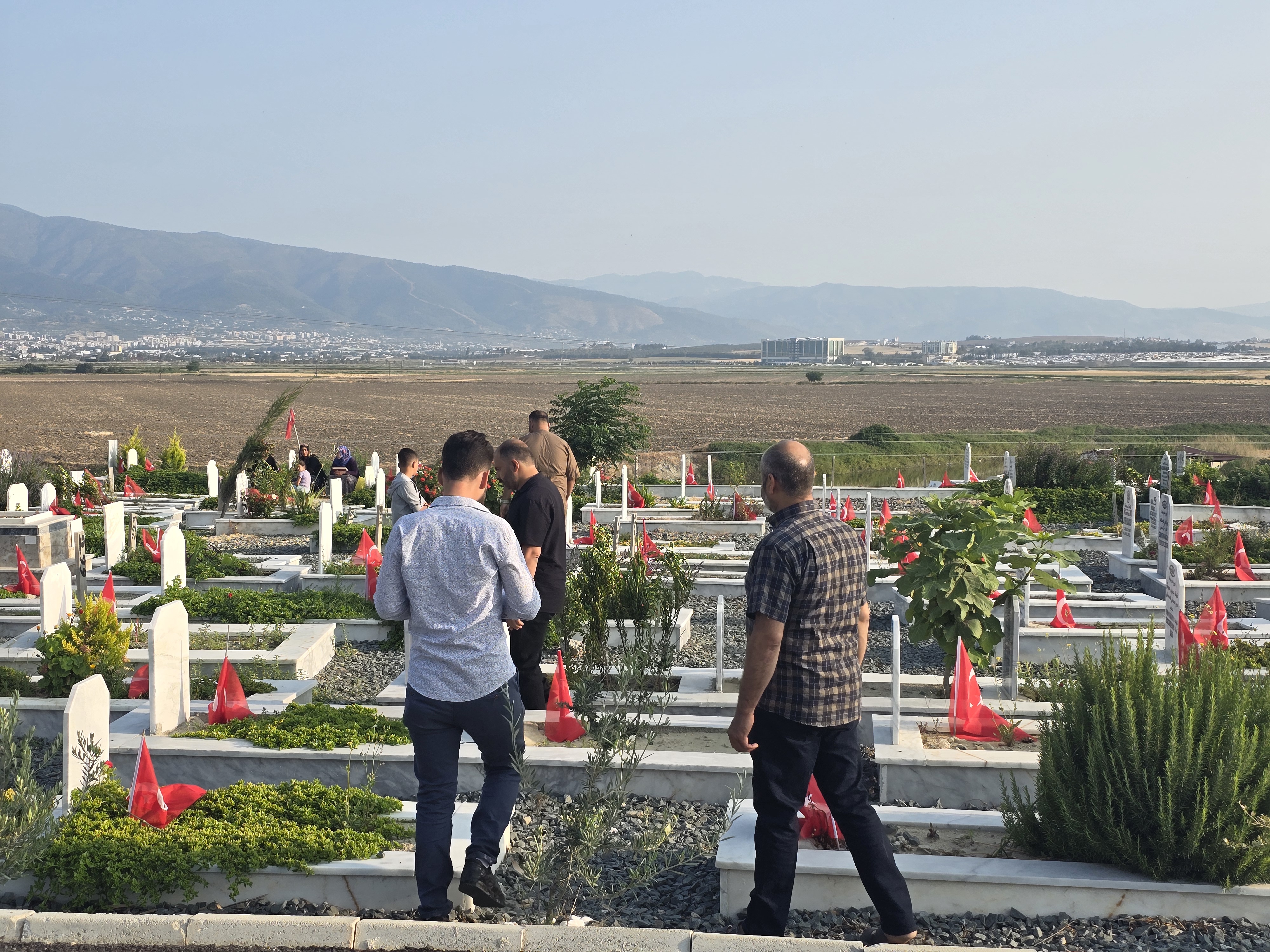 hatayda-deprem-sehitliginde-buruk-bayra-753066-222266.jpg