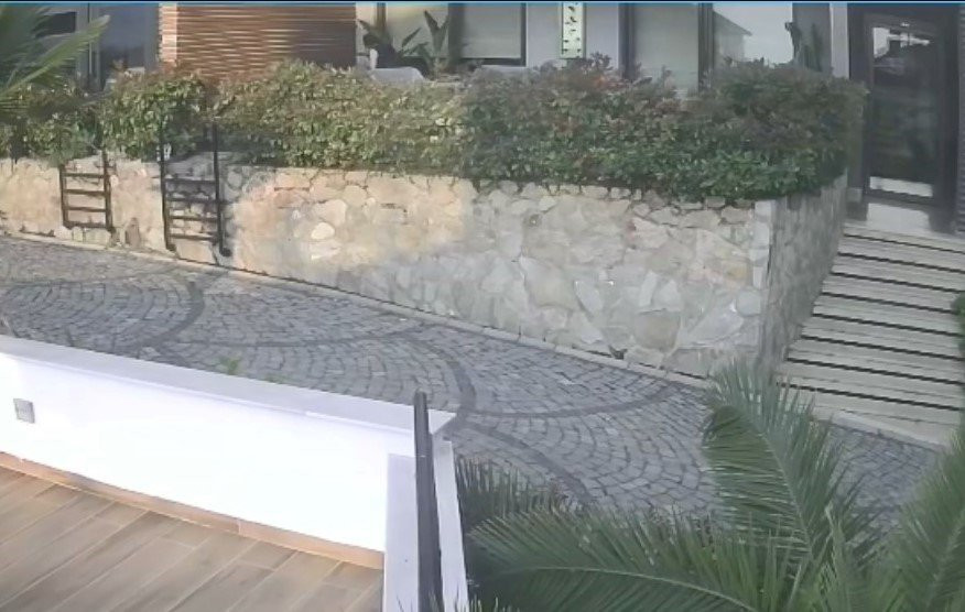 Doktordan kadın komşusunu duvardan uçurtan yumruk! Gözüne 12 dikiş atıldı kemikleri kırıldı