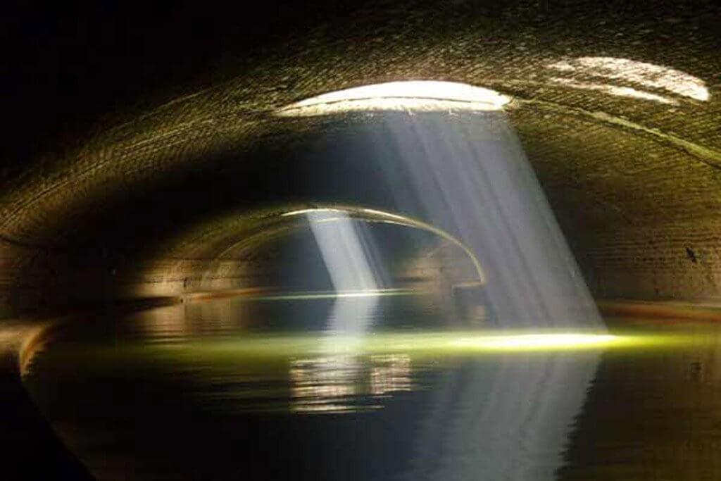 underground-canal-saint-martin-paris.jpg