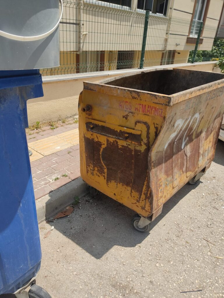 bilecikte-cop-konteyneri-sorunu-vatandaslar-isyanda-yenicag-2.jpeg