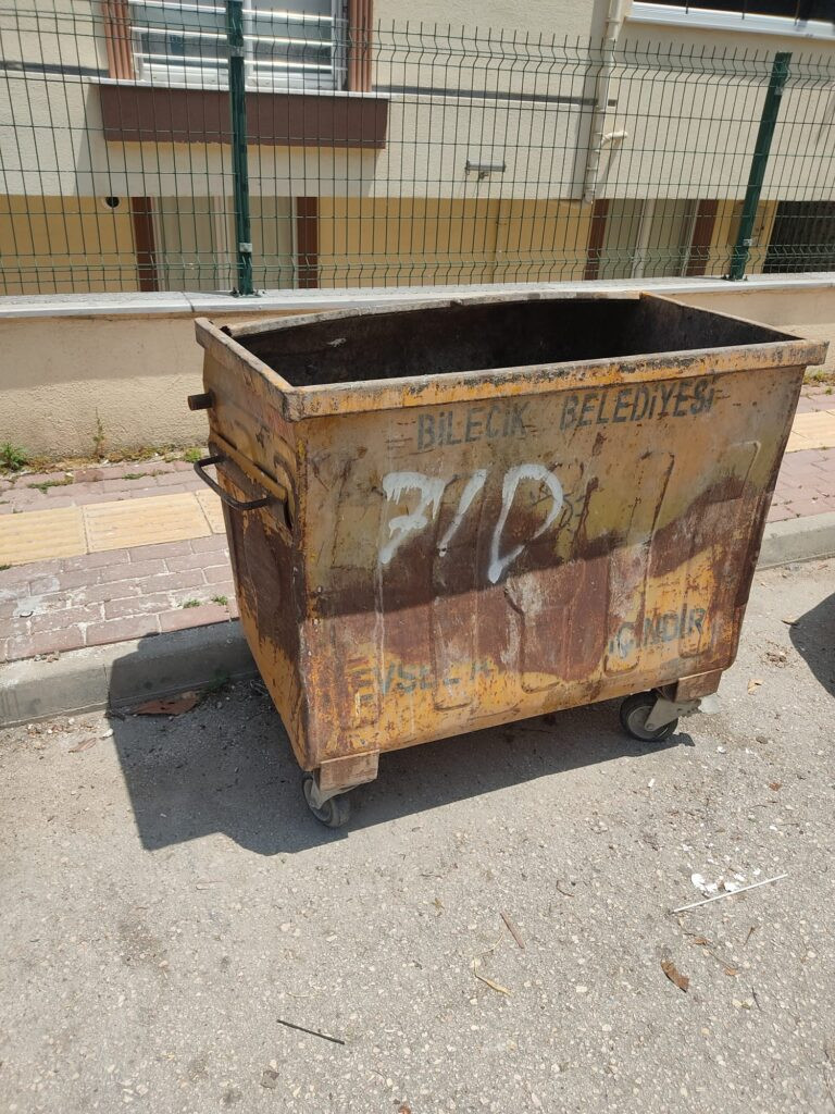 bilecikte-cop-konteyneri-sorunu-vatandaslar-isyanda-yenicag-3.jpeg