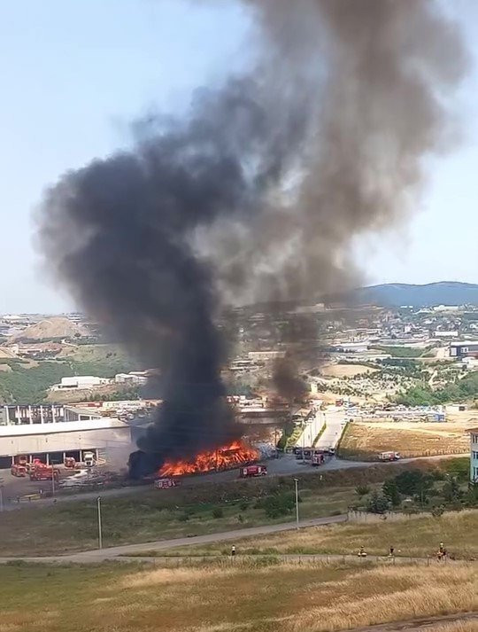 Gebze’de çöp tesisinde yangın: Gökyüzü siyah dumanla kaplandı!
