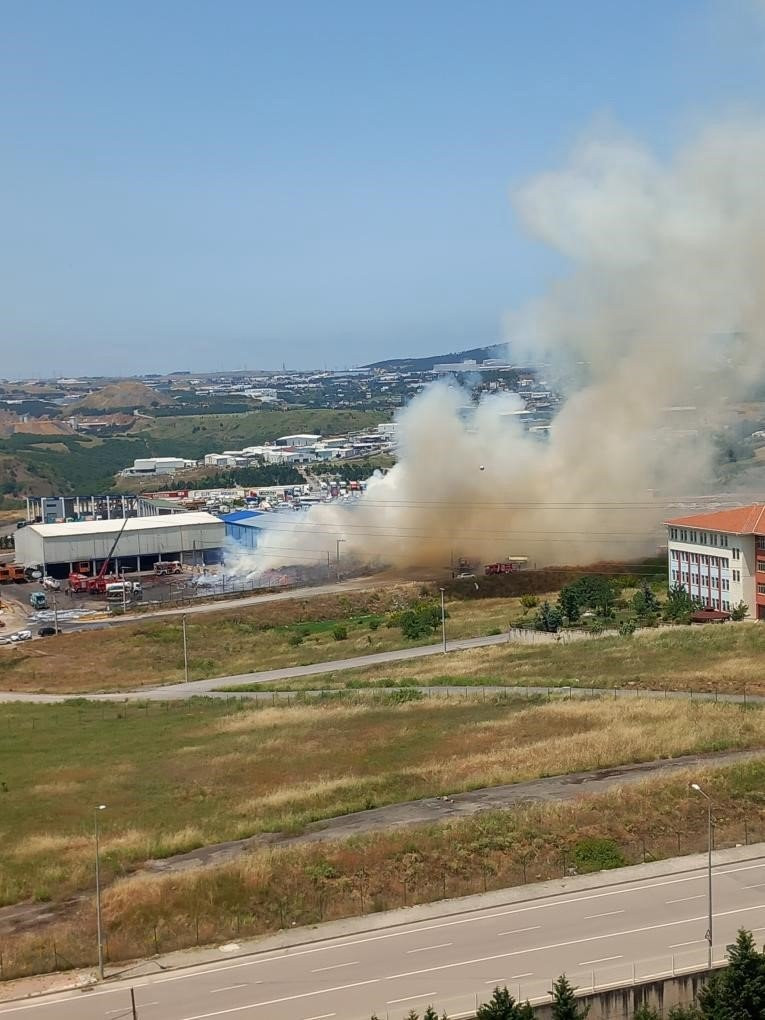 Gebze’de çöp tesisinde yangın: Gökyüzü siyah dumanla kaplandı!