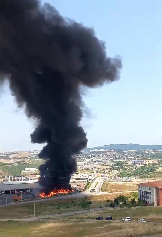 Gebze’de çöp tesisinde yangın: Gökyüzü siyah dumanla kaplandı!