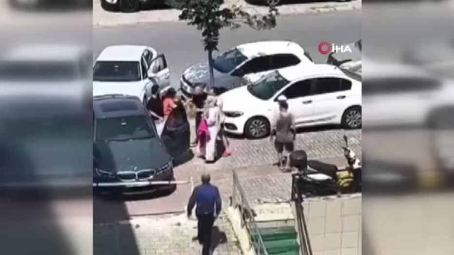 istanbulda-sok-eden-goruntuler-surucuye-ve-kadina-bicakli-saldirdi-o-anlar-kamerada-yenicag-1.jpg