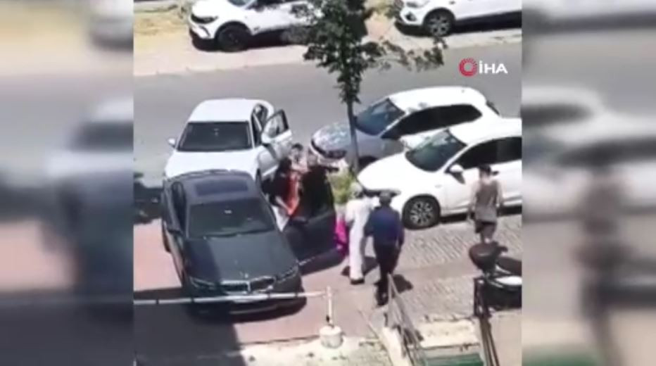 istanbulda-sok-eden-goruntuler-surucuye-ve-kadina-bicakli-saldirdi-o-anlar-kamerada-yenicag-2.jpg