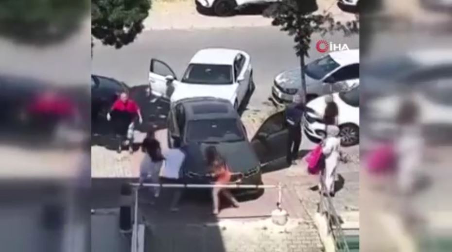 istanbulda-sok-eden-goruntuler-surucuye-ve-kadina-bicakli-saldirdi-o-anlar-kamerada-yenicag-8.jpg