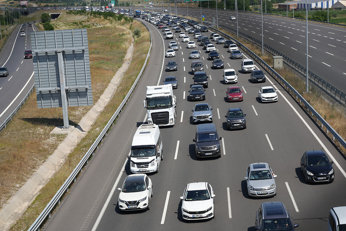 tatilci-gocmen-kuslar-geri-donuyor-istanbulun-trafik-cilesi-basliyor-yenicag-1.jpg