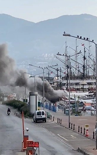 Alanya’da iskelede yangın alarmı! Özel yat kül oldu