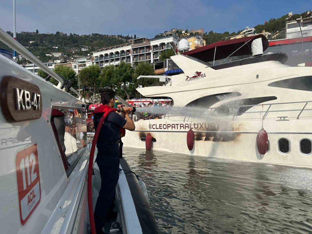 Alanya’da iskelede yangın alarmı! Özel yat kül oldu