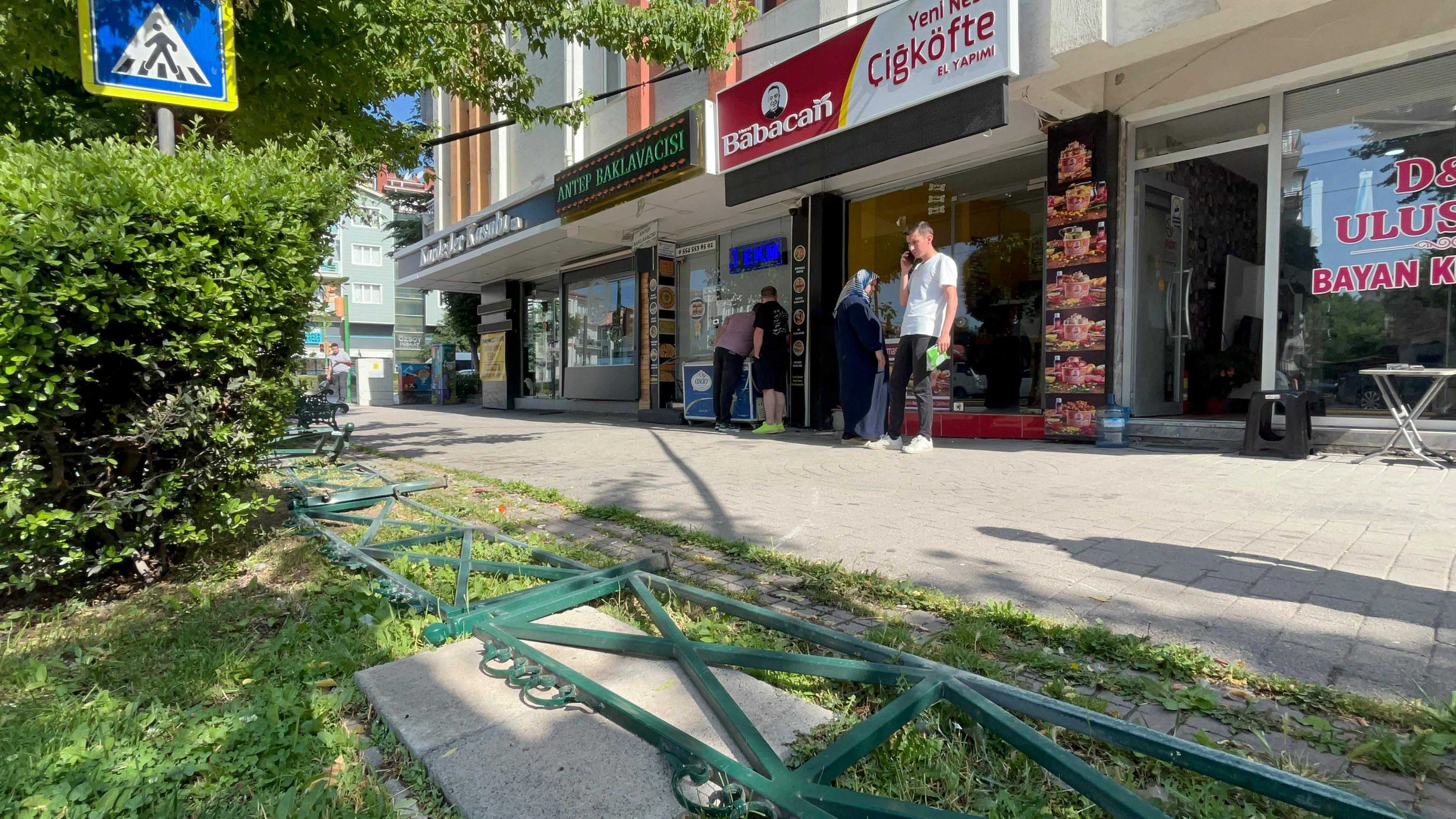 davetsiz-misafir-alkollu-surucu-otomobille-tatliciya-daldi-eskisehirde-faciadan-donuldu-yenicag-3.jpg