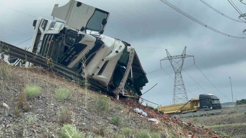 Gebze’de feci kaza! Karpuz yüklü TIR devrildi: Ölü ve yaralılar var
