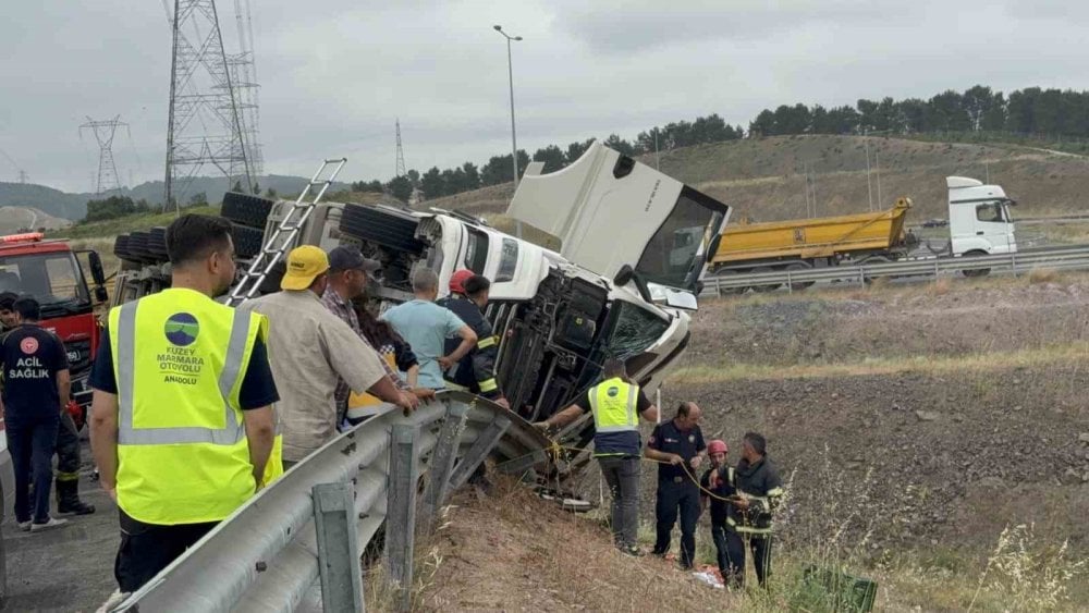 Gebze’de feci kaza! Karpuz yüklü TIR devrildi: Ölü ve yaralılar var