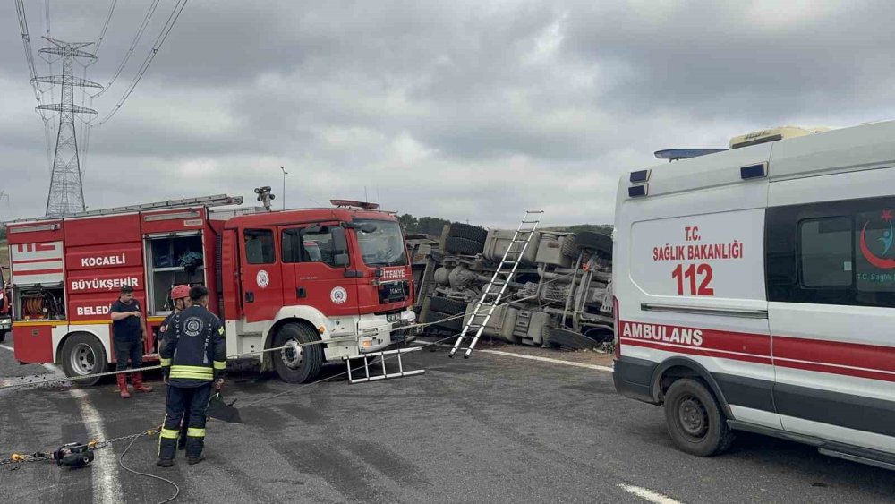 Gebze’de feci kaza! Karpuz yüklü TIR devrildi: Ölü ve yaralılar var