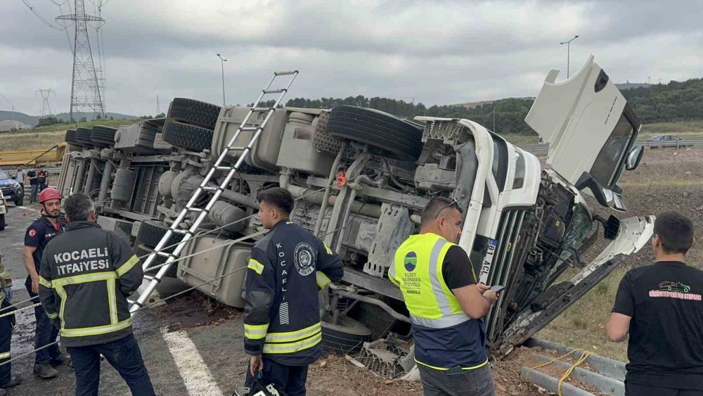 Gebze’de feci kaza! Karpuz yüklü TIR devrildi: Ölü ve yaralılar var