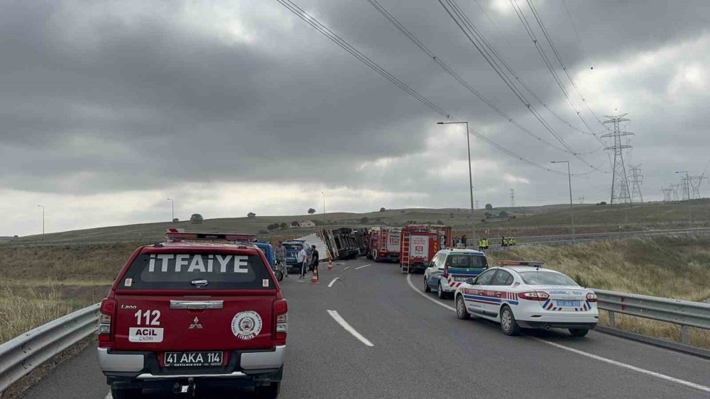 Gebze’de feci kaza! Karpuz yüklü TIR devrildi: Ölü ve yaralılar var