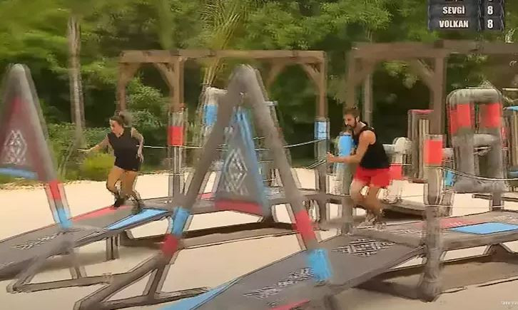 survivor-finaline-son-adim-batuhandan-sonra-ikinci-koltuk-kime-gitti-adem-mi-volkan-mi-yenicag-2.jpg