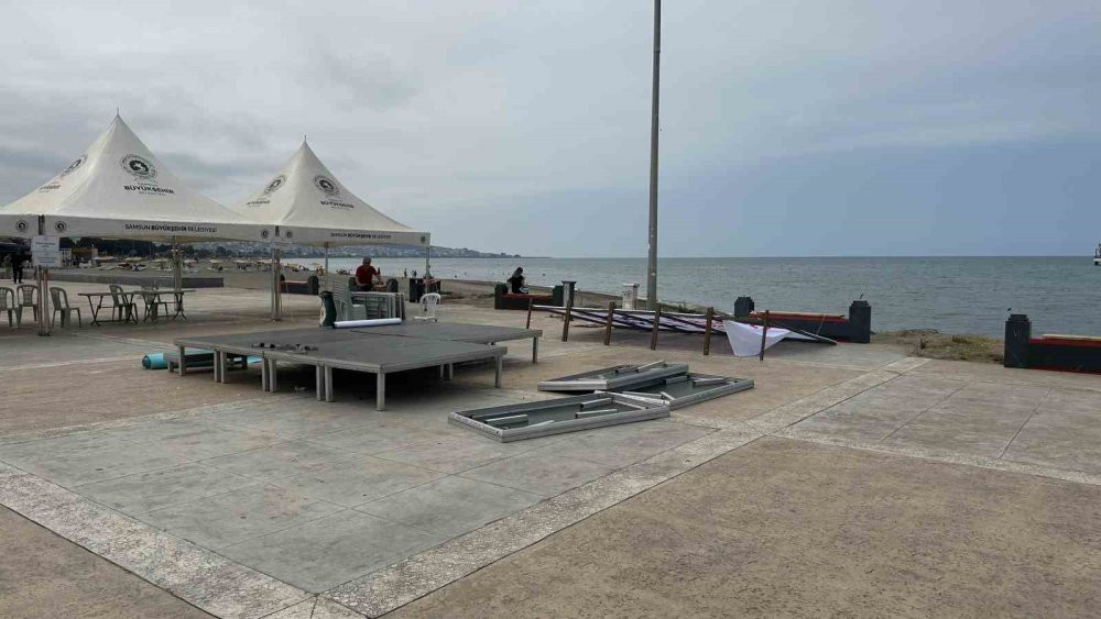 Demir pankart öğrencilerin üzerine düştü! Öğrenciler yaralandı