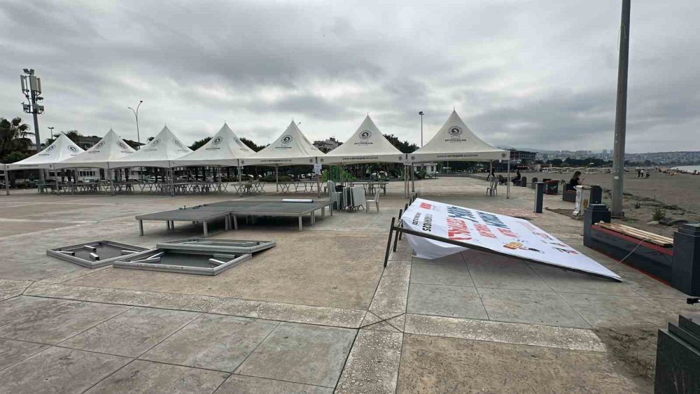 Demir pankart öğrencilerin üzerine düştü! Öğrenciler yaralandı