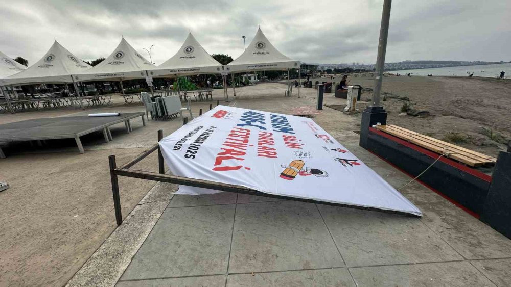 Demir pankart öğrencilerin üzerine düştü! Öğrenciler yaralandı