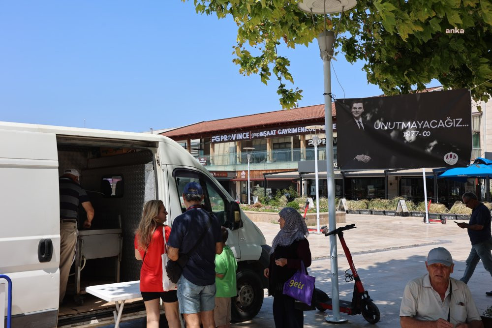 Urla’da hüzünlü anma: Ferdi Zeyrek unutulmadı! Lokma hayrıyla yâd edildi