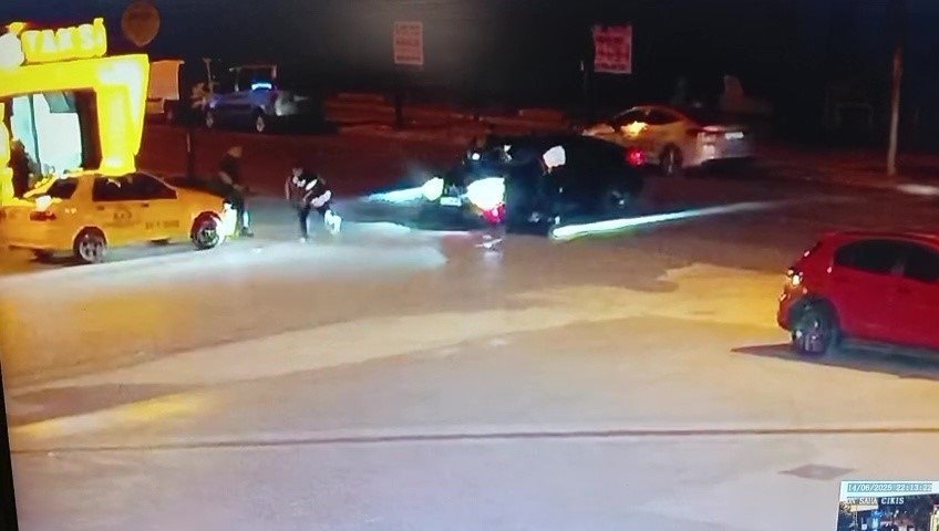Takla atıp otomobilin üzerine düştü! Düzce'de feci kaza sonrası yere yığıldı: Görüntüler tüyler ürpertici