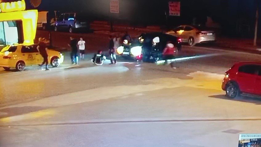 Takla atıp otomobilin üzerine düştü! Düzce'de feci kaza sonrası yere yığıldı: Görüntüler tüyler ürpertici