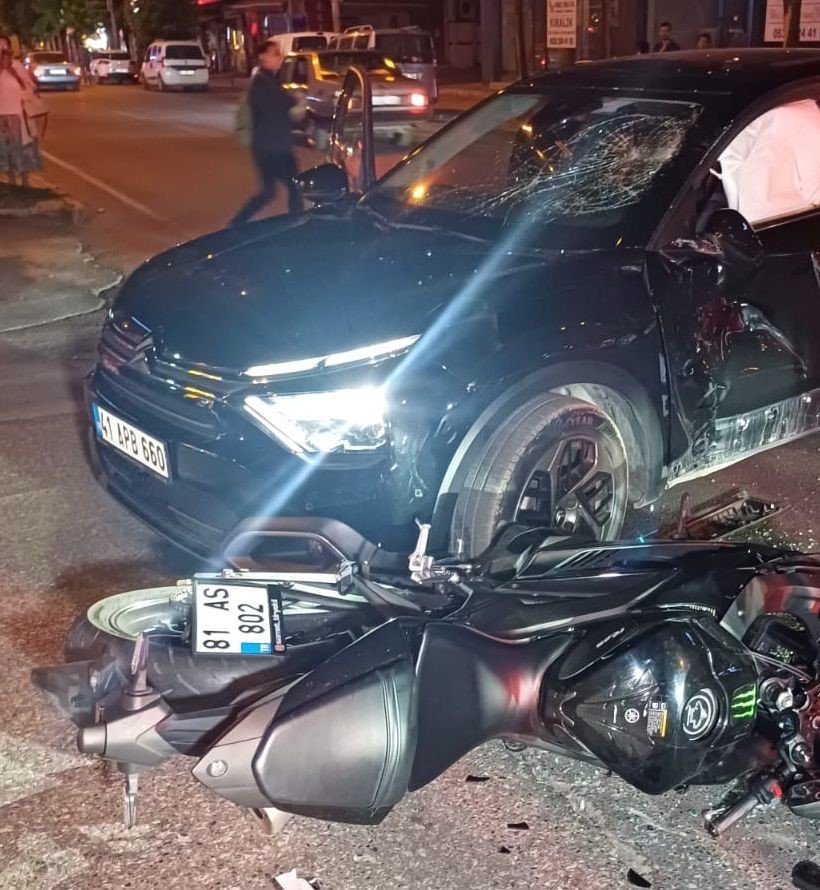 Takla atıp otomobilin üzerine düştü! Düzce'de feci kaza sonrası yere yığıldı: Görüntüler tüyler ürpertici