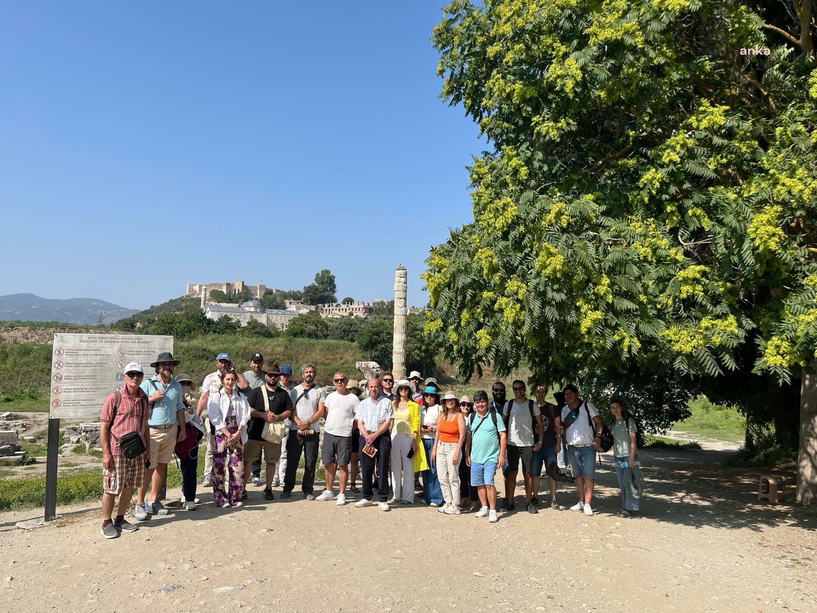 genc-rehberler-sahada-efes-selcukta-tarihe-yolculuk-yenicag-1.jpeg